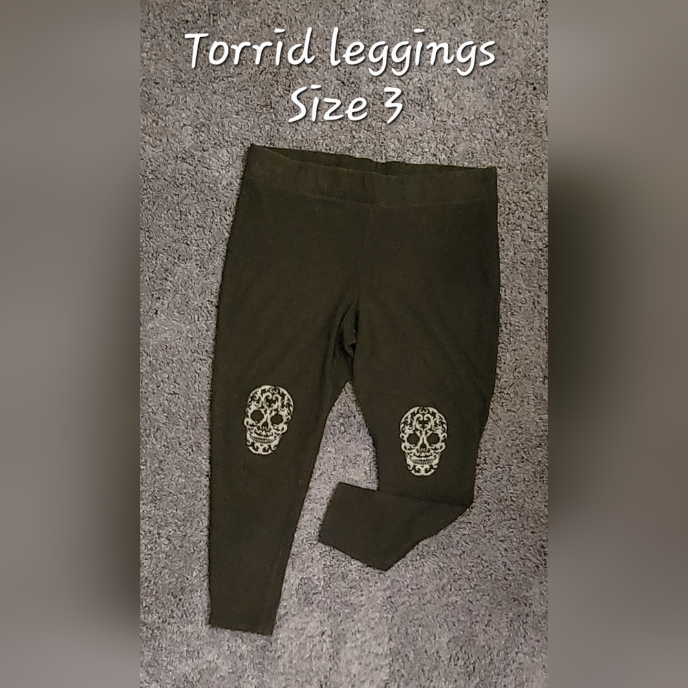Torrid 3 Black skull knee leggings